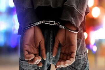 பொலிஸ் அதிகாரியின் கையை கடித்த இராணுவ வீரர்