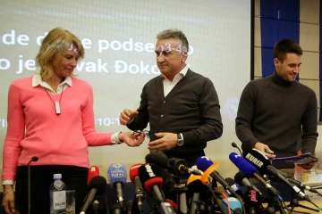 நிருபர் கேள்வியால் தெறித்த குடும்பத்தினர்.. ஜோகோவிச்சின் பயண ஆவணங்கள் குறித்த வெடித்தது புதிய சர்ச்சை