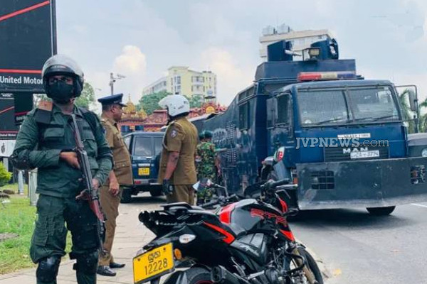 கொழும்பில் திடீரென குவிந்த பொலிஸார் - இராணுவத்தினர்! | Colombo Protesters Police And Army Deployed
