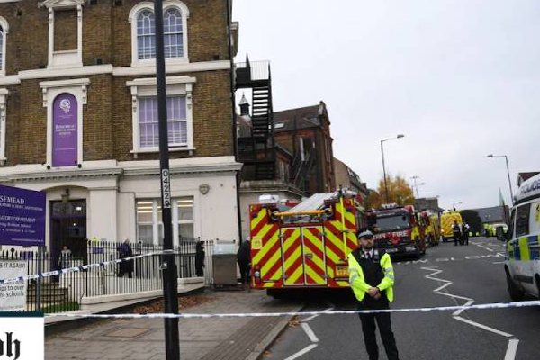 லண்டனில் உள்ள பாடசாலை ஒன்றில் ஏற்பட்ட அசம்பாவிதம்: பல குழந்தைகள் வைத்தியசாலையில் | Roof School Collapses In London Children Hospital