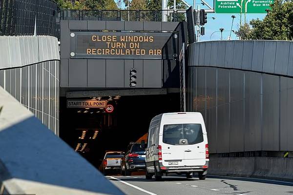 ஜனவரி 1 முதல் மின்சாரம், சுங்க வரி, Centrelink ஆகியவற்றில் ஏற்படவிருக்கும் பெரிய மாற்றங்கள் | Big Changes To Energy Tolls Childcare