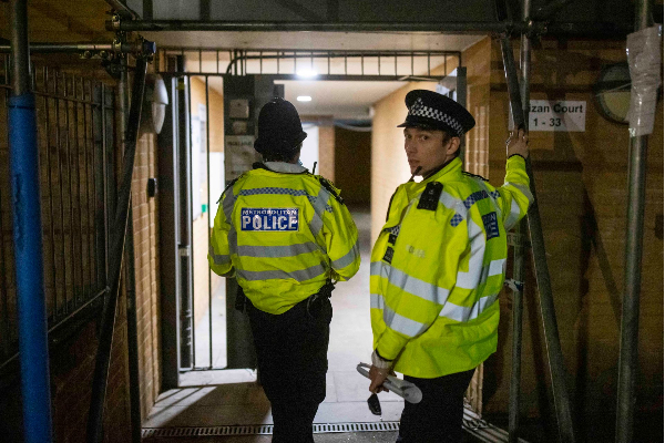 லண்டனில் பயங்கரம்! 2 பொலிஸார் உட்பட 3 பேருக்கு சரமாரி வெட்டு! | London Two Police Officers Hospital Knife Attack