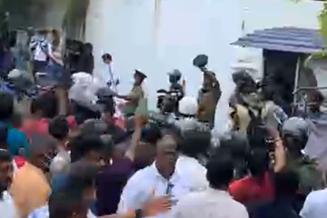 அலரி மாளிகை முன்பு கடும் பதற்றம் - உடைத்து எறியப்படும் அரசாங்க எதிர்ப்பாளர்களின் கூடாரங்கள் (Video)