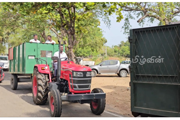 மட்டக்களப்பில் அபிவிருத்தி குழு கூட்டத்திற்கு கழிவு அகற்றும் உழவு இயந்திரத்தில் வந்த தவிசாளர்கள் | Pilgrims Arrived In The Ploughing Machine Batti