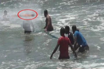 கடலில் நீராடச் சென்று மாயமான மூன்று பாடசாலை மாணவர்களில் ஒருவரின் சடலம் மீட்பு..!