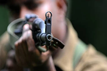 முற்றியது வாக்குவாதம் - காவல்துறை அதிகாரியை சுடமுயன்ற உத்தியோகத்தர் தப்பியோட்டம்