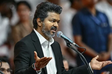 முதலமைச்சர் விஜய் கருப்பு கோட்-சூட் அணிந்து வருவதற்கான காரணம் என்ன தெரியுமா?
