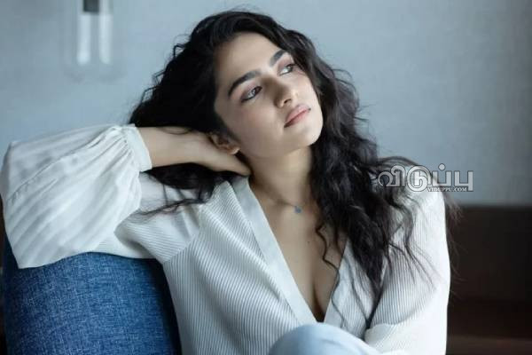 வில்லியாக மிரட்டிய நடிகை.. போட்டோவில் இருப்பது யார் பாருங்க! | Rukmini Childhood Photo Goes Trending Among Fans