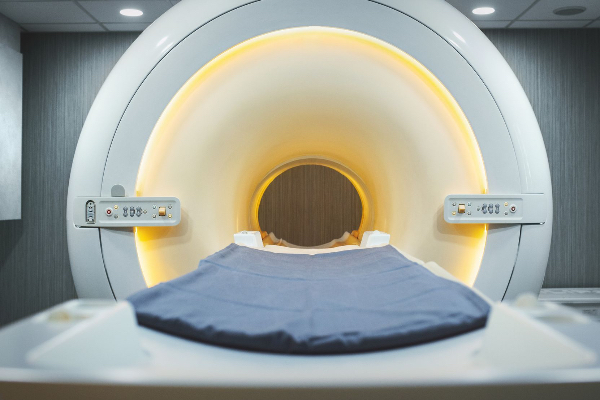 நெக்லஸ் அணிந்திருந்ததால் MRI கருவிக்குள் இழுக்கப்பட்டு உயிரிழந்த நபர்: நியூயார்க்கில் அதிர்ச்சி! | Tragedy Strikes As Man Dies In Mri Accident