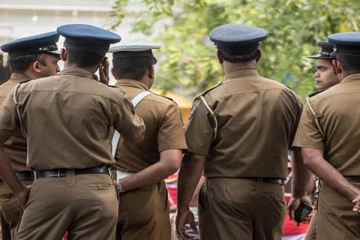 தனக்குத்தானே தீ வைத்து பொலிஸ் உத்தியோகத்தரை கட்டிப்பிடித்த நபரால் பரபரப்பு