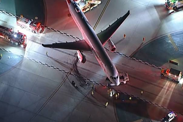 அமெரிக்க விமான நிலையத்தில் பஸ் மீது மோதிய விமானம்! 5 பேர் காயம் | Plane Hit The Bus At The American Airport