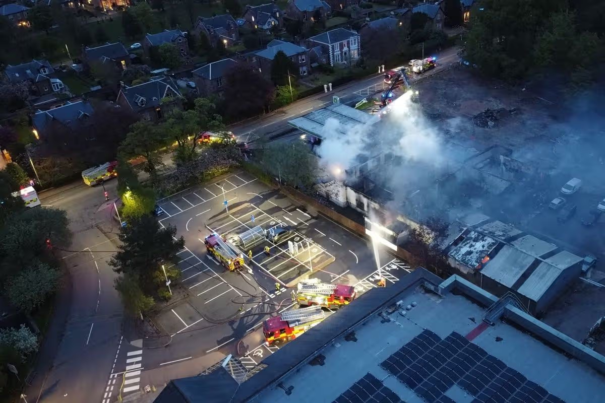 ஸ்காட்லாந்தில் கார் கேரேஜில் தீ விபத்து; வீதிக்கு பூட்டு | Car Garage Fire In Scotland Street Closed