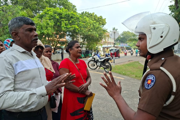 ஜனாதிபதி வீதியில் நடக்கிறார் ; வட மாகாண ஆளுநர் அலுவலகத்தை முற்றுகையிட்டு போராட்டம் | Protest By Besieging The Northern Governor Office