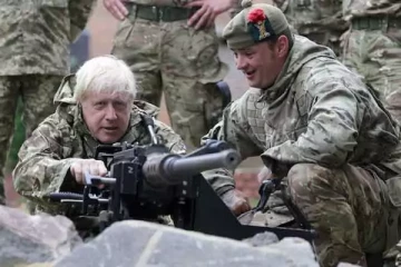 ரஷ்யாவுக்கு எதிராக ராணுவ பயிற்சிகளில் ஈடுபட்ட போரிஸ் ஜான்சன்!