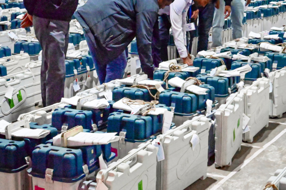 வாக்குப்பதிவு இயந்திரங்களுக்கு பெரும் பாதுகாப்பு! தமிழக அரசியல் கட்சிகள் தீவிரம் | Dmk And Aiadmk Vigil At Evms Designated Centres