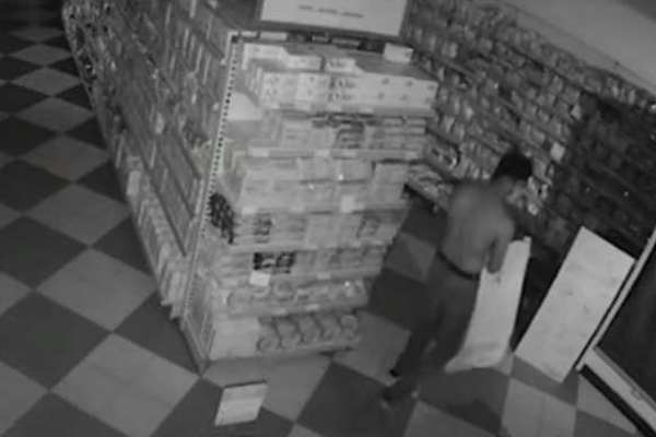 பல்பொருள் அங்காடியில் திருட்டு; சிசிடிவி இல் சிக்கிய காட்சி! | Supermarket Robbery