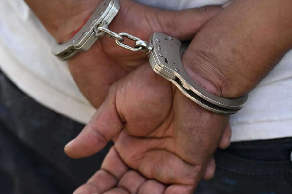 துப்பாக்கியுடன் ஹோட்டலுக்கு வந்தவருக்கு நேர்ந்த கதி | One Man Aresst With A Gun