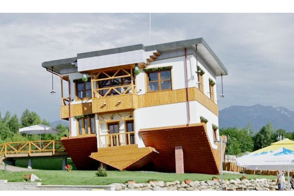 ருமேனியாவில் தலைகீழாக கட்டப்பட்ட வீடு - வியக்க வைக்கும் புகைப்படம் வைரல் | Upside Down House