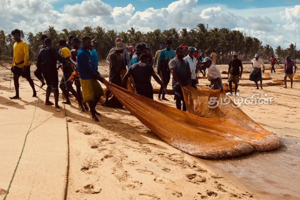 வடமராட்சி கிழக்கில் உழவியந்திரம் கொண்டு கரைவலை தொழிலில் ஈடுபடுவதற்கு தடை | Ban On Engaging Fishing Industry In Vadamaratchi