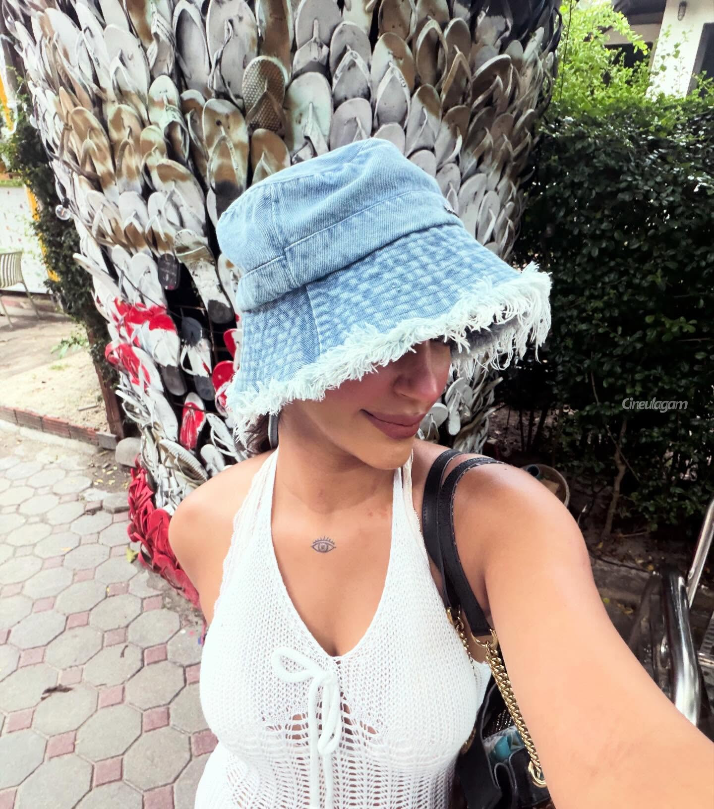 கடற்கரையில் வேற லெவல் கவர்ச்சி உடையில் நடிகை யாஷிகா ஆனந்த் 7 Gallery