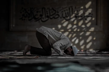 தொழுகை நடத்திய இலங்கை மாணவர் மீது தாக்குதல் : இந்தியாவில் சம்பவம்