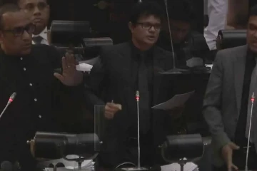 22 වැනි ව්‍යවස්ථා සංශෝධනයට විරෝධය පාමින් SJB මන්ත්‍රීවරු කළු ඇඳුමින් සැරසී පාර්ලිමේන්තුවට