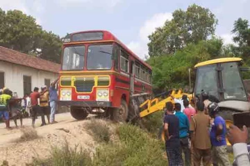 யாழில் வயலுக்குள் பாய்ந்த பேருந்து; அதிஷ்டவசமாக தப்பிய ஊழியர்கள்