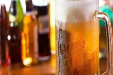 மதுபான பாட்டிலில் இறந்த நிலையில் மிதந்த பல்லி! அதிர்ச்சியடைந்த மது பிரியர்கள்