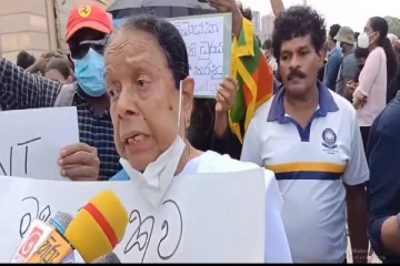 காலிமுகத் திடல் ஆர்ப்பாட்டத்தில் கலந்துக்கொண்ட பிரபல பாடகி நந்தா மாலினி(Photos)