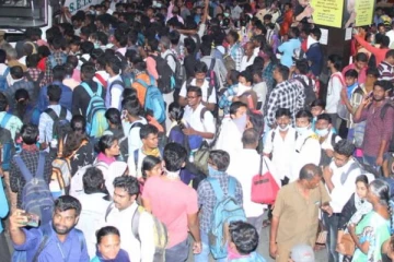 தனியார் பேருந்தில் அதிக பயணிகள்...அதிகாரிகளிடம் வாக்குவாதத்தில் ஈடுபட்ட ஊழியர்கள்