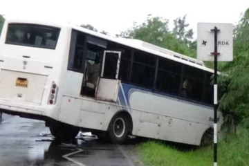 வவுனியாவில் கோர விபத்தில் சிக்கிய இராணுவப் பேரூந்து