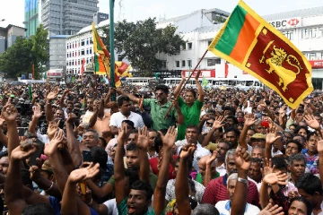 கொந்தளிக்கும் கொழும்பு: அலரிமாளிகைக்கு முன் அமைக்கப்பட்ட கொட்டகைகள் அகற்றம்