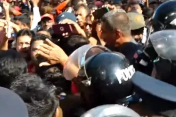 විරෝධතාවය උණුසුම් වෙයි - පොලිසියෙන් ජල හා කඳුලු ගෑස් ප්‍රහාර..! (VIDEO)