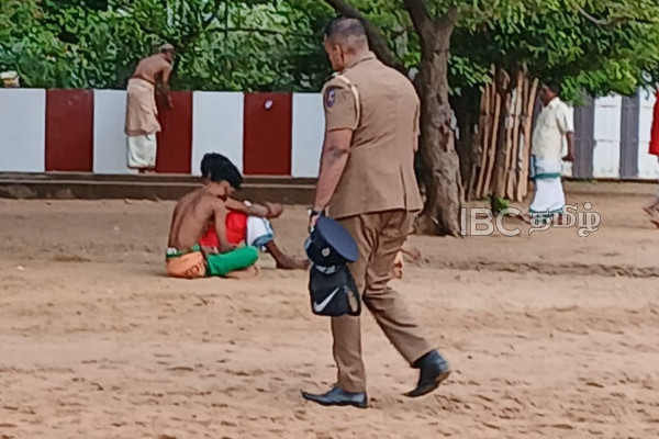 வெடித்த சர்ச்சை - நல்லூர் ஆலய வளாகத்தினுள் பாதணியுடன் நுழைந்த காவல்துறை அதிகாரி | Police Officer Enters Nallur Temple With Shoes