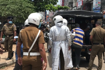 சுற்றி வளைக்கப்பட்ட விடுதி: இரு பெண்கள் உட்பட மூவர் கைது