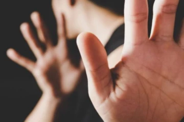 ගුරුවරයෙක් 12හැවිරිදි සිසුවෙක්ව පාසල තුළ දී අපයෝජනය කරලා..