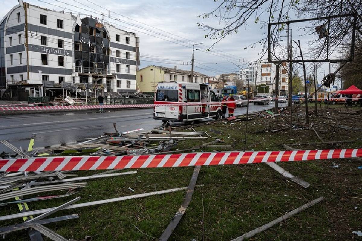 உக்ரைன் மீது ரஷ்யா பாரிய வான்வழித் தாக்குதல்: 16 பேர் பலி | Russia Launches Airstrikes Ukraine 16 Killed