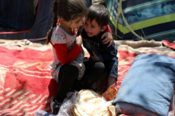 வாழ்விழந்து தவிக்கும் ஆப்கான் மக்கள் .. நெஞ்சை உலுக்கும் புகைப்படங்கள்!