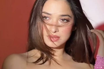 குறையாத கவர்ச்சி பார்வை!! உச்சக்கட்ட ஆடையில் பிரம்மிக்க வைத்த நடிகை தமன்னா!!