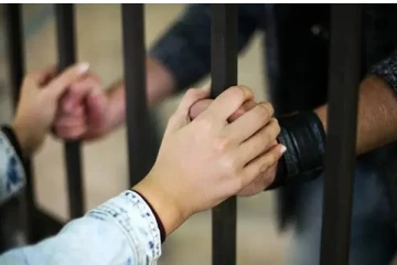 சிறையில் உள்ள நண்பனை சந்திக்க இளைஞர் செய்த செயல் - அதிர்ந்த போலீஸ்