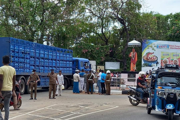 அரசுக்கு எதிராக ஆர்பாட்டத்தில் ஈடுபட்டுள்ள பொதுமக்கள் (Photos) | Civilians Protesting Against The Government