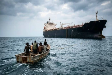 சோமாலிய கடற்கரைக்கு அப்பால் கடத்தப்பட்ட கப்பலில் இலங்கையரும் உள்ளதாக தகவல்