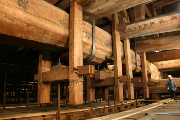 ஆணியே இல்லாமல் கட்டப்பட்ட மரவீடு! பிரமிக்க வைத்த  தச்சுத் தொழில்...வியக்க வைத்த வீடியோ