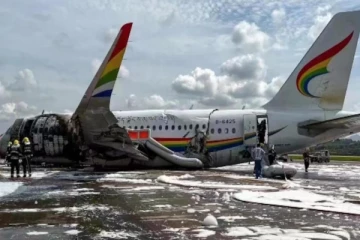 ගුවන් යානයක් හදිසියේ අනතුරට ලක්වෙයි..40 දෙනෙකුට සිදුවූ දේ.(VIDEO/PHOTOS)