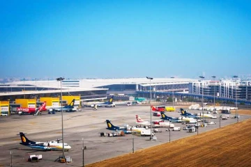 உள்ளாடைக்குள் ரூ.25 லட்சம் பதுக்கிய பெண் விமானப் பயணி