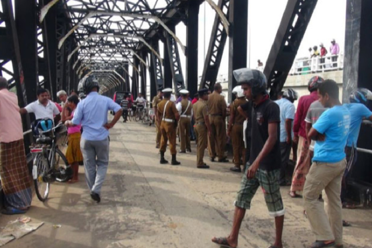 மட்டக்களப்பு கல்லடிப் பாலத்தில் பரபரப்பை ஏற்படுத்திய நபர் | Individual Causes Stir Batticaloa Kallady Bridge