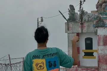 பர்வதமலை மீது ஏறிய பிக்பாஸ் பவித்ரா.. உடன் சென்றது யார் பாருங்க