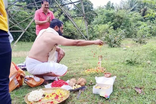நாகப்பாம்பை உயிருடன் பிடித்த வனவிலங்கு ஆர்வலர்! பூஜை செய்து கொடுத்த ஷாக் | Wildlife Enthusiast Worship Snake