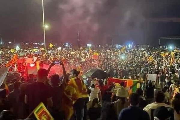 இலங்கையில் இடம்பெறும் போராட்டம் தொடர்பில் ஓர் நெகிழ்ச்சி பதிவு! | Sri Lanka Economic Crisis Galle Face Protest