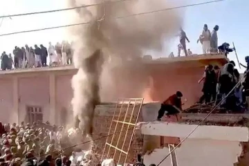 இந்து கோவிலை வெறித்தனமாக அடித்து நொறுக்கிய கும்பல்: தொடரும் அட்டூழியம்